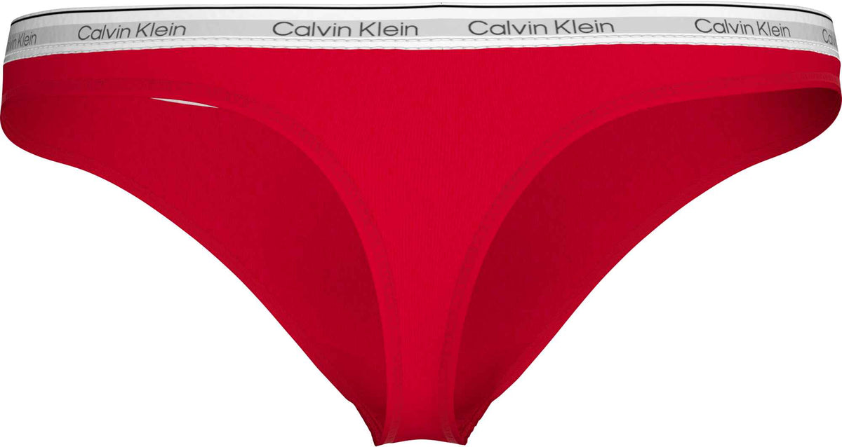 Calvin Klein 156495 rød g-streng med hvid elastisk linning med gentagende sort mærketekst.
