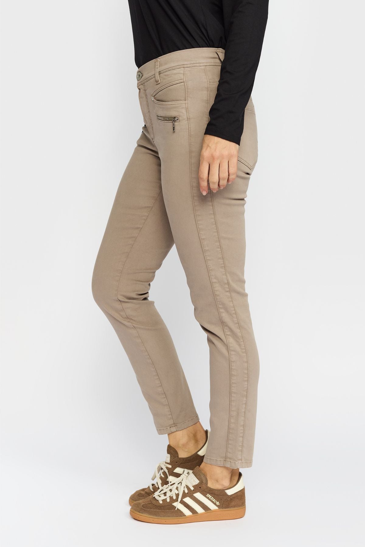 153658 | 2-Biz - Rany Lysebrun