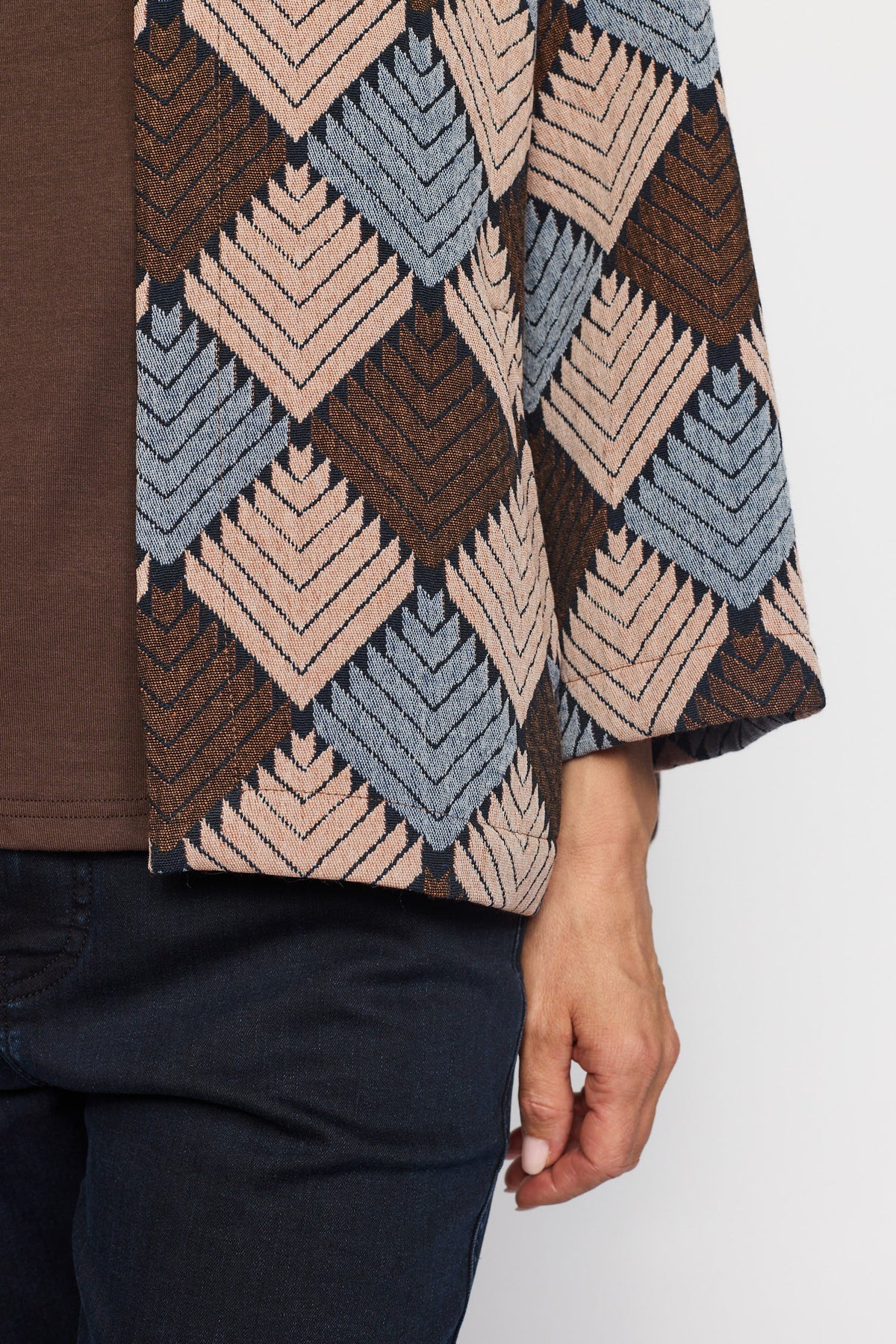 Jakke med åben front 156303 | 2-Biz – Jakke fra Danielle Brun med et geometrisk rombemønster i blå, brun og beige.