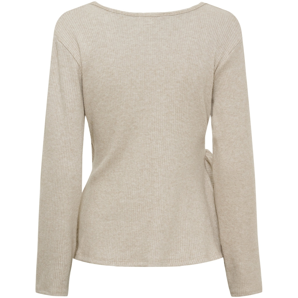 Bagfra set: Den beige, langærmede ribstrikkede bluse 156273 | Marta du Château – MDCTalina Beige bluse med bindebånd i siden.