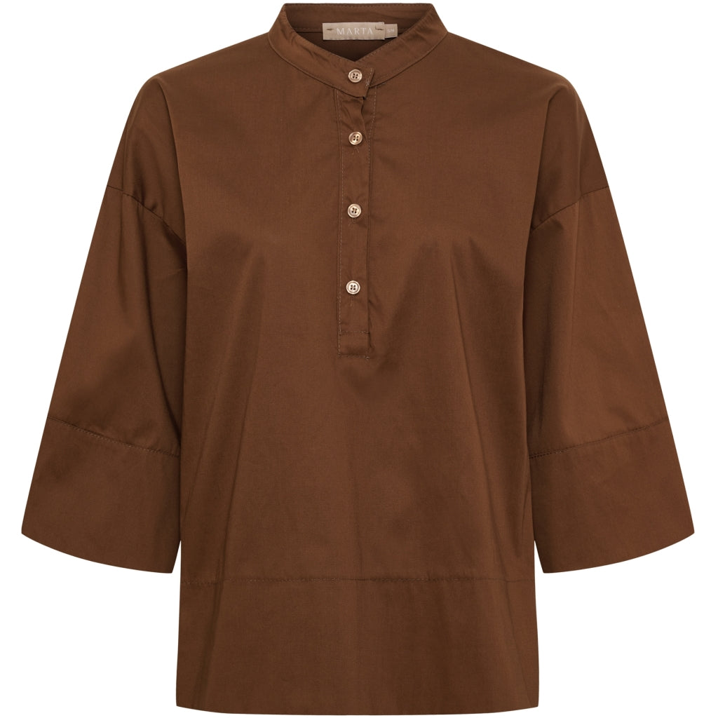 Brun, langærmet Marta du Château Ginger Brun-bluse med halv knapstang og løs pasform på ensfarvet baggrund.