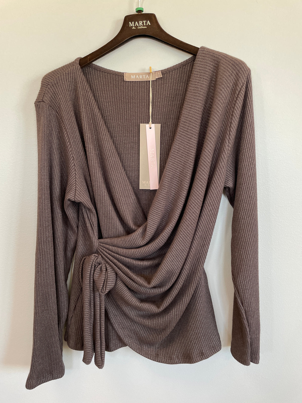 Marta du Château MDCTalina Mørkebrun ribstrikket wrap-top, lange ærmer, mauve, bindebånd i siden; vist på bøjle.