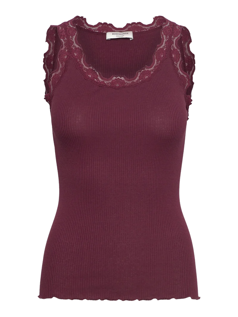 Rosemundetop i bordeaux med blonder ved halsudskæringen