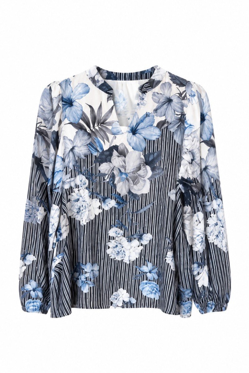 Blå mønstret bluse fra 2-Biz Jana med blomster og striber i blå, hvid og sort.