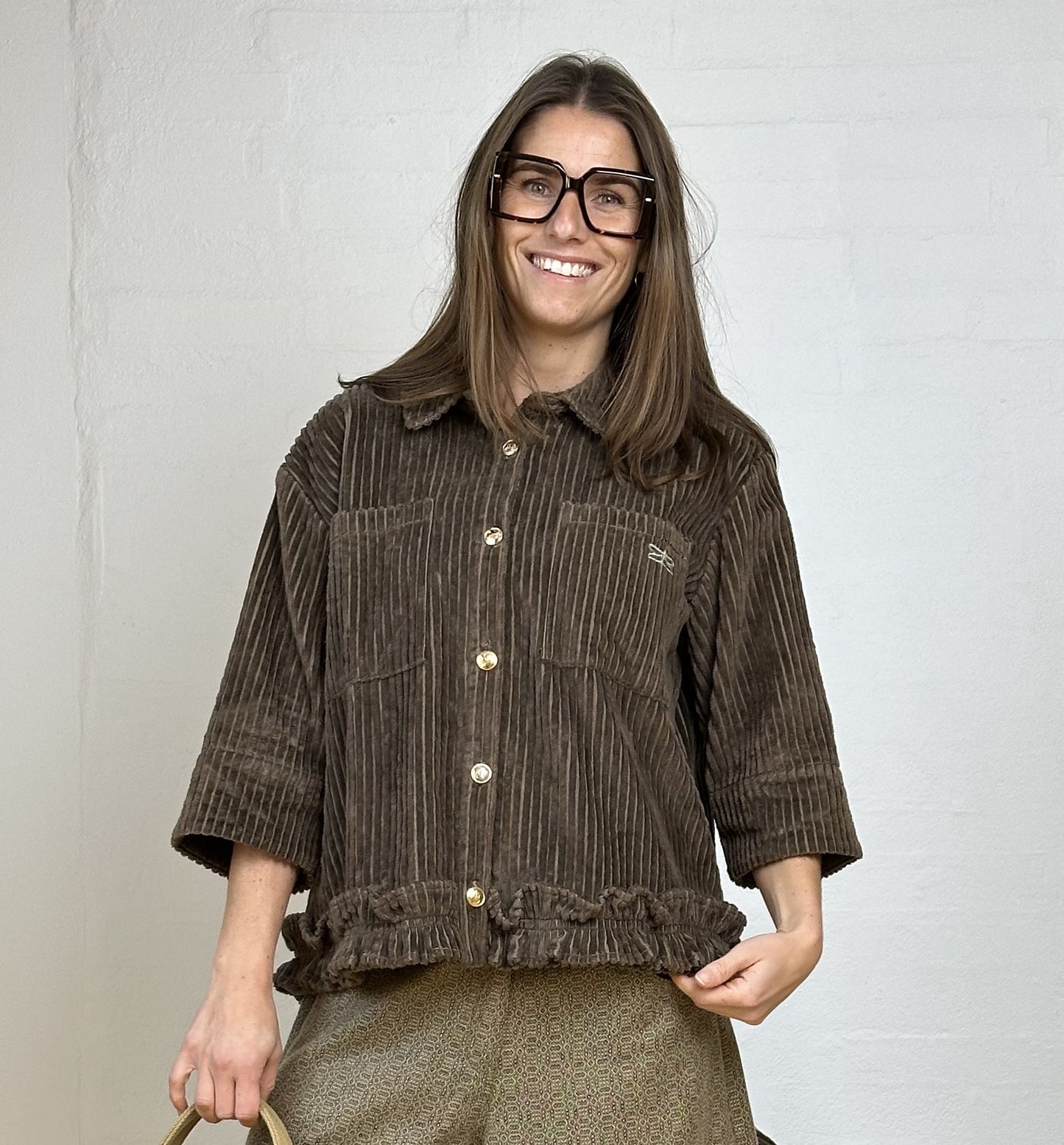 Fløjlsskjorte i gråbrun fløjl med flæse i bunden og lommer fra Gaspar