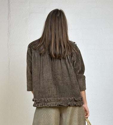 Fløjlsskjorte med flæse i bunden set på model bagfra fra Gaspar