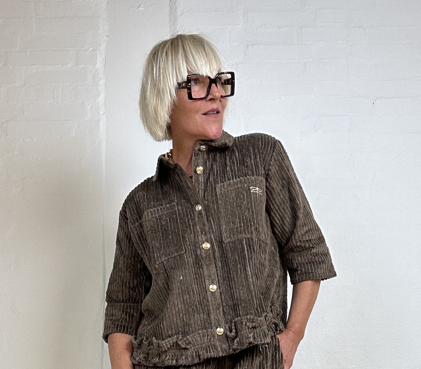 Fløjlsskjorte i gråbrun med gyldne knapper fra Gaspar