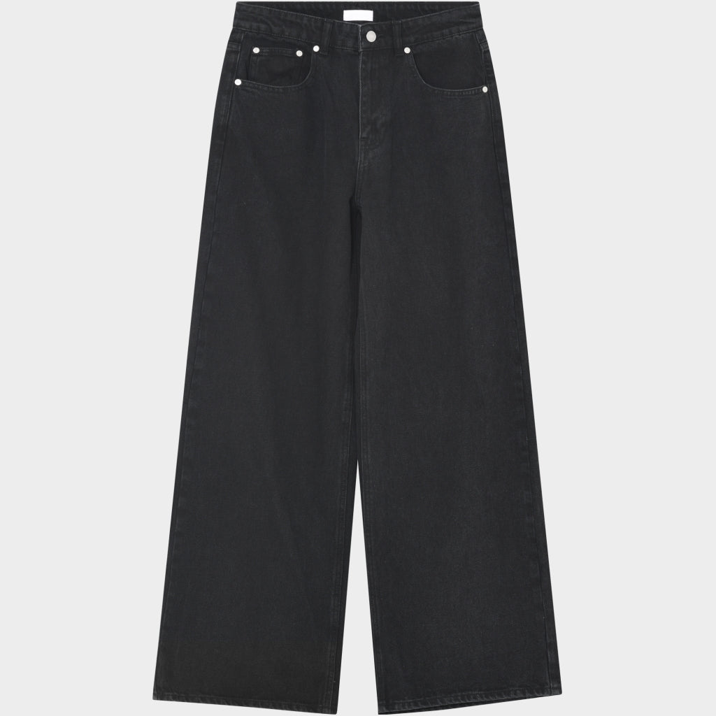 155830 | 2NDDAY – Roden Sort: Sorte jeans med brede ben, fem lommer, sølvfarvede nitter, klassisk denim fra 2NDDAY.