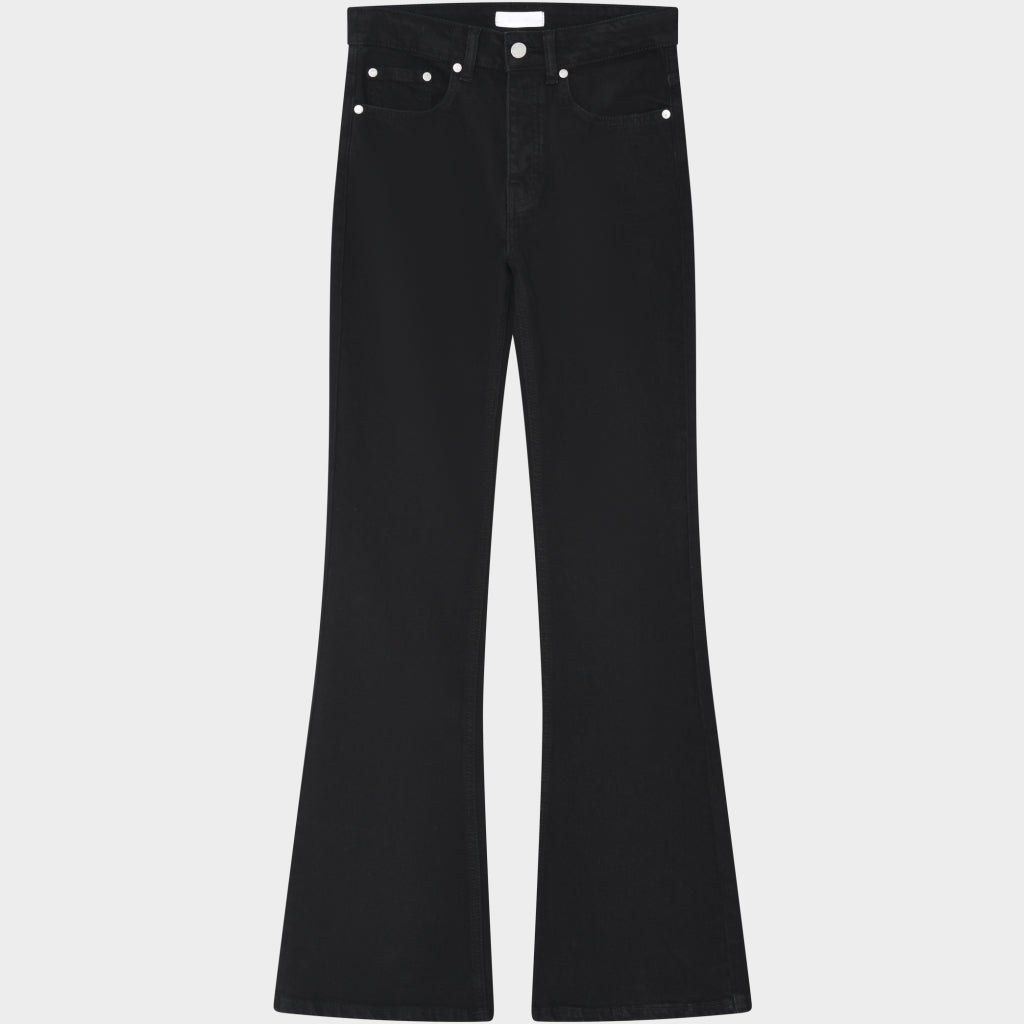 155831 | 2NDDAY – Lamar Sort: sorte jeans i denim med høj talje, udvidede ben og lommer, vist fladt på hvid baggrund.