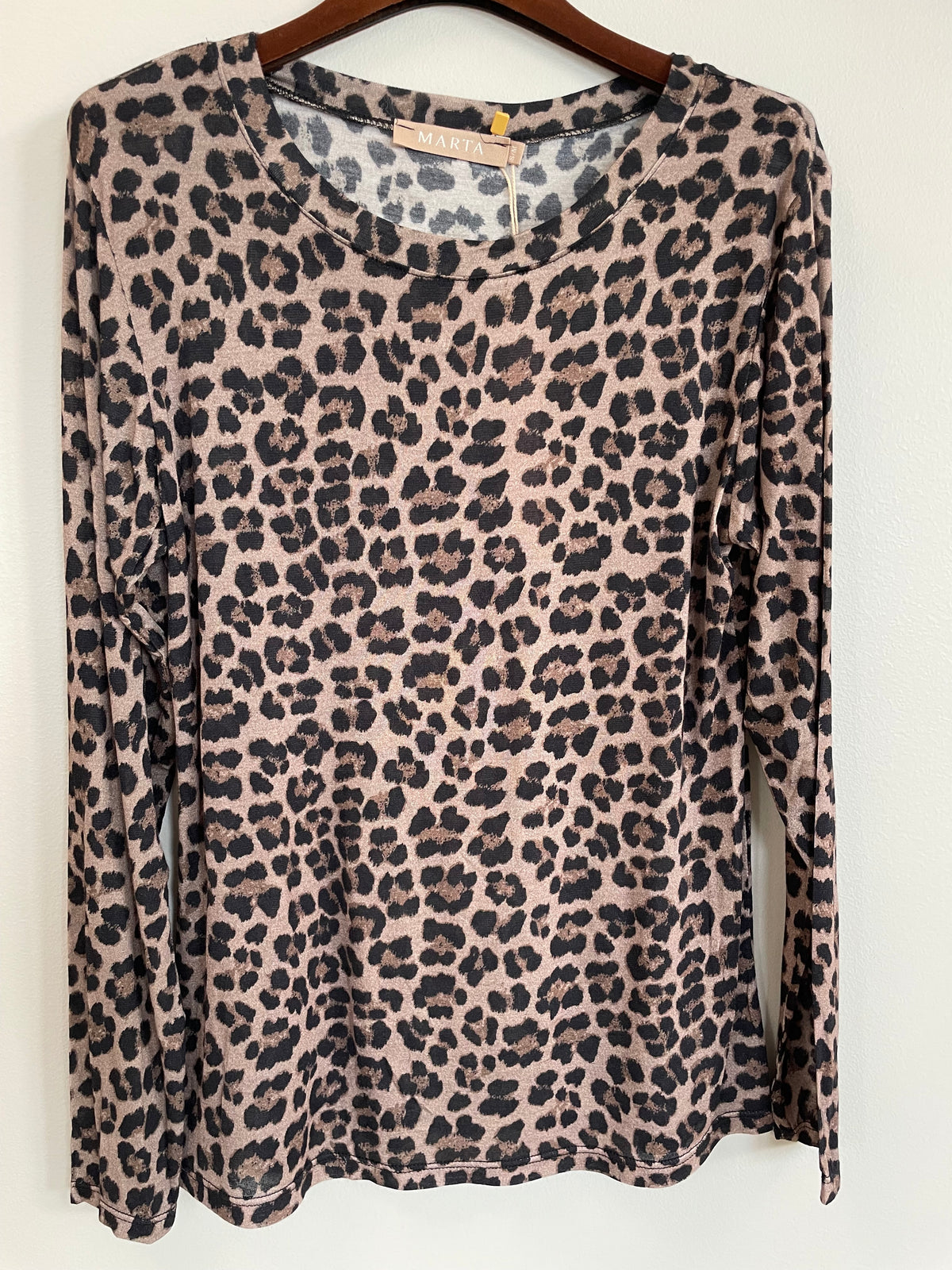 Marta du Château MDCElissa Brun-mønster: langærmet skjorte med rund hals i sort/beige leopardmønster på træbøjle.