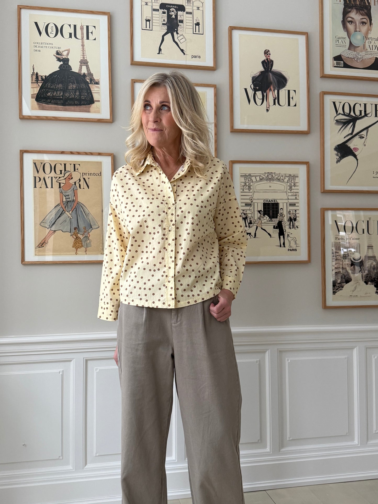 Gul skjorte med brune prikker i cropped snit