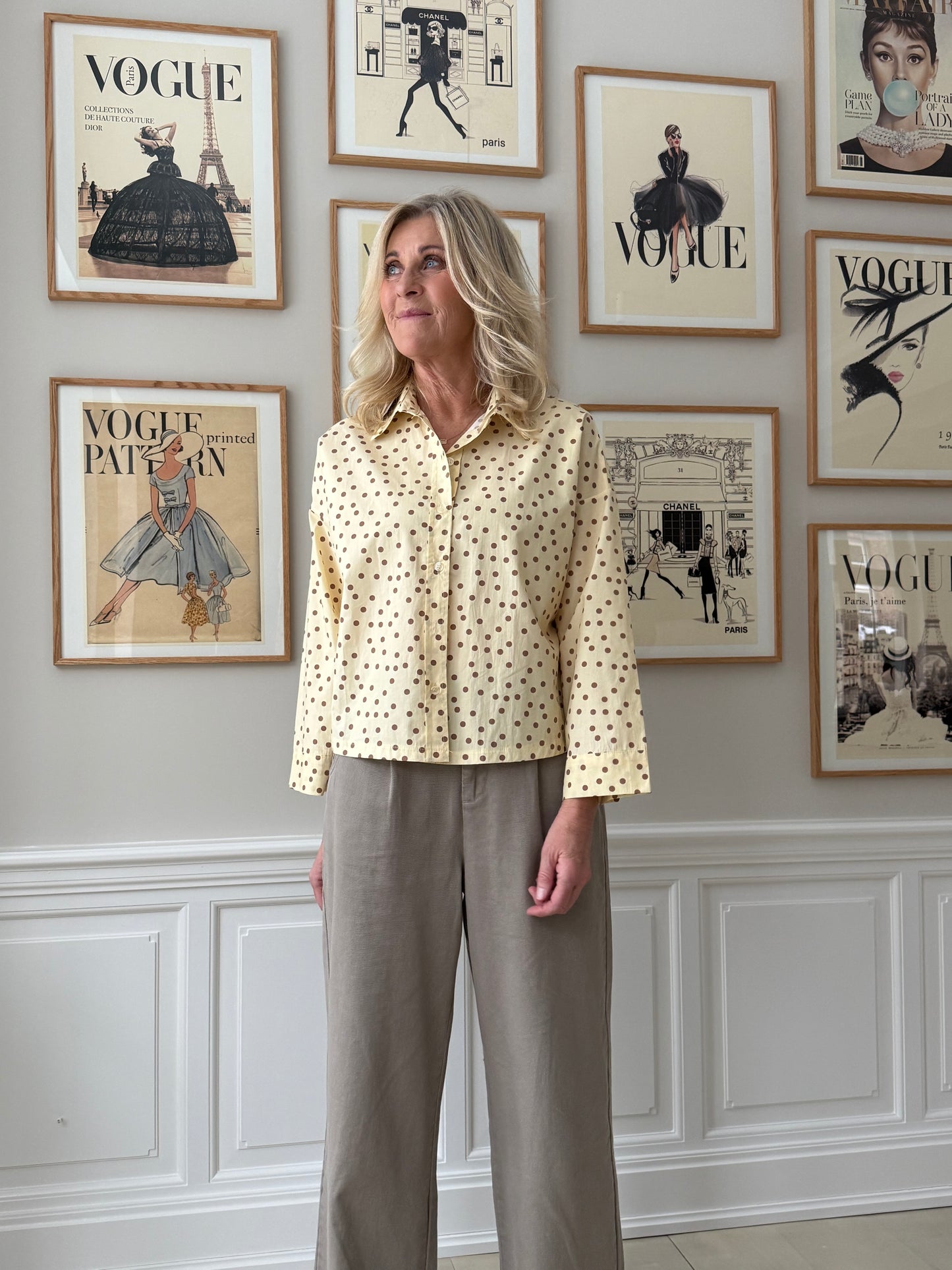 Lysegul skjorte med brune prikker fra amaze cph på model