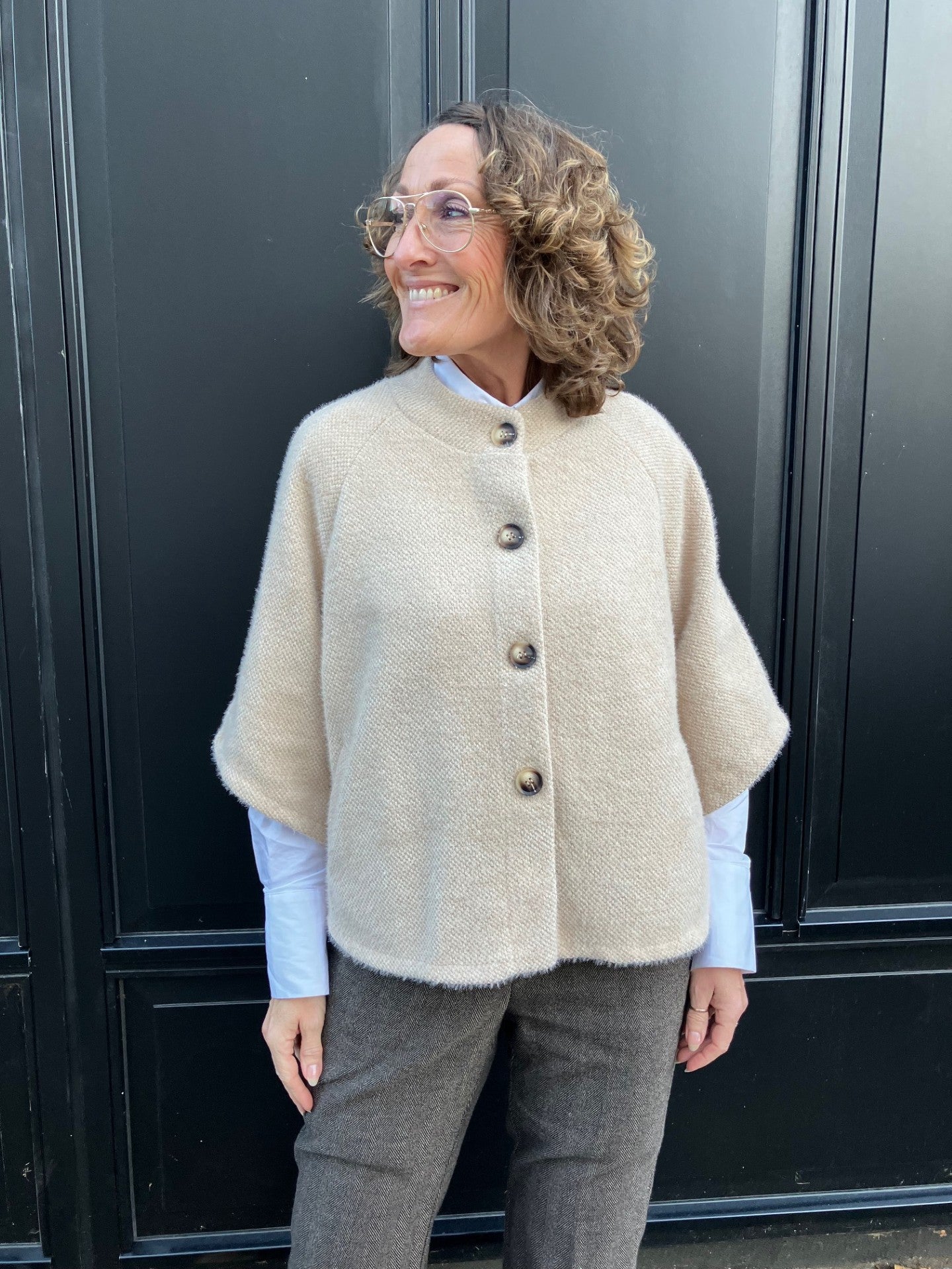 Kappe fra Marta du chateau i beige med knapper