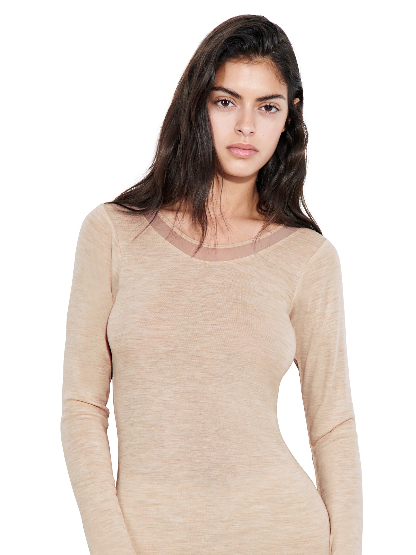 Beige uldbluse med lange ærmer og meshkant på model