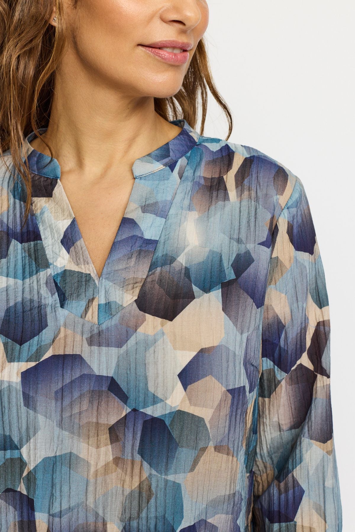 Bluecell blåmønstret bluse fra 2-Biz close up på model