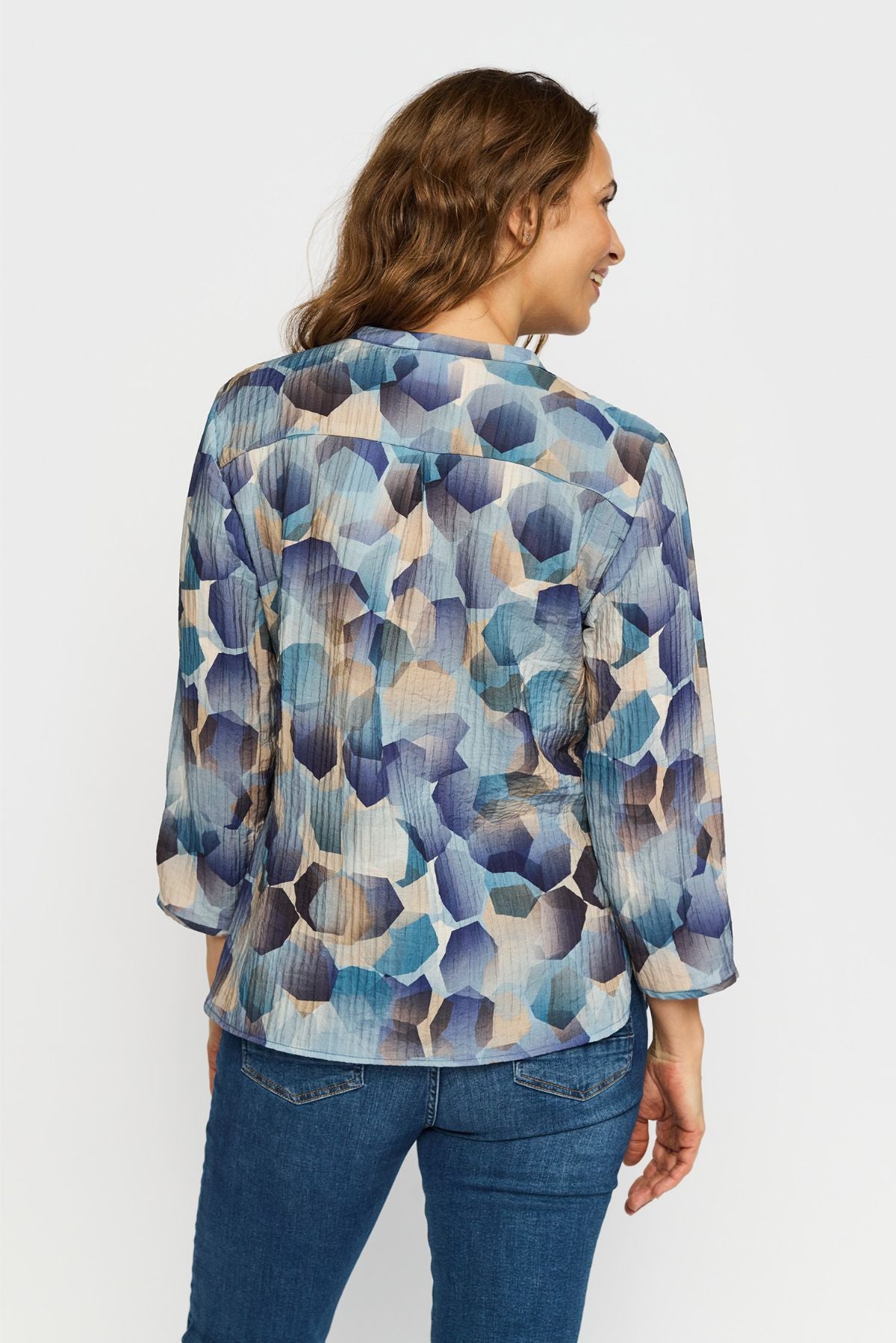 Blåmønstret bluse 2-Biz set på model bagfra