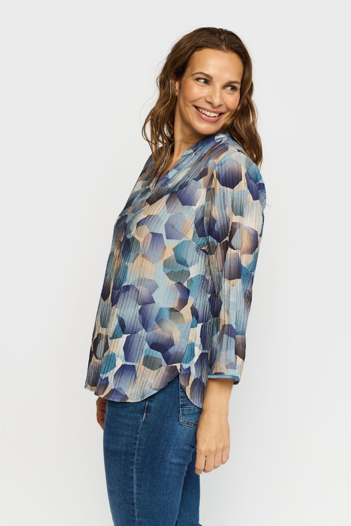 Blåmønstret bluse fra 2-Biz set på model