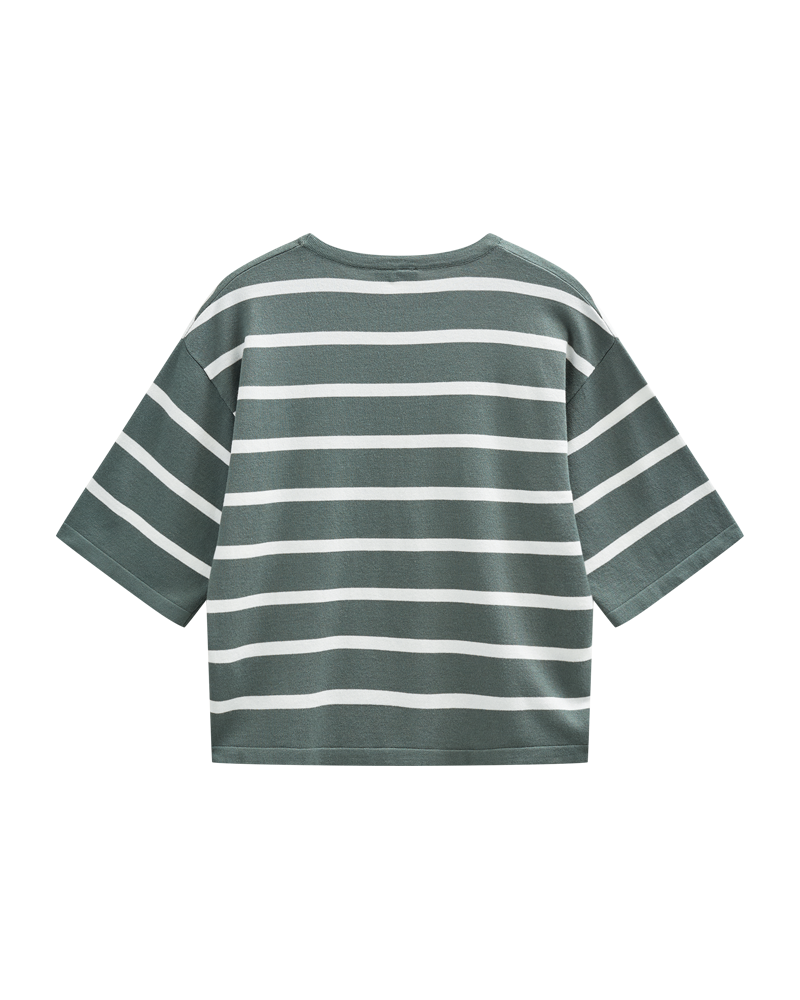 Støvet grøn bluse med hvide striber og korte ærmer bagfra