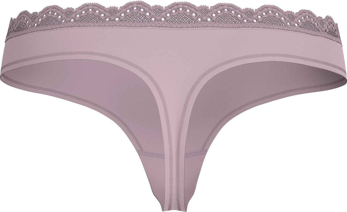 Calvin Klein 156494 støvrosa g-streng med en bølget blondekant i taljen.