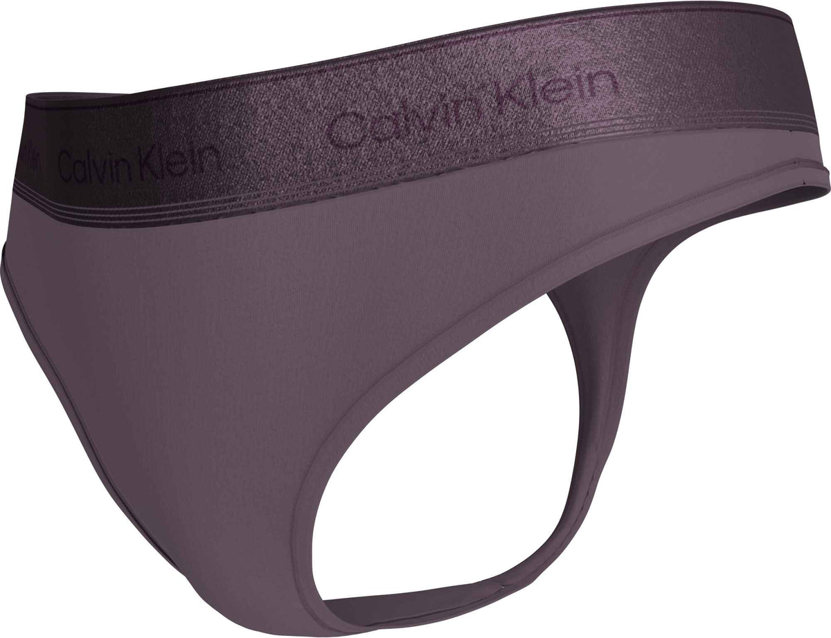 Mørkelilla Calvin Klein QF8826 g-streng med elastisk linning med gentaget mærketekst.