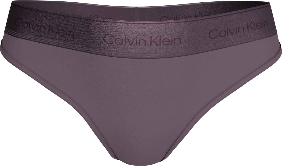 Mørkelilla Calvin Klein QF8826 G-streng i bikini-stil med bredt elastisk taljebånd med mærketekst.