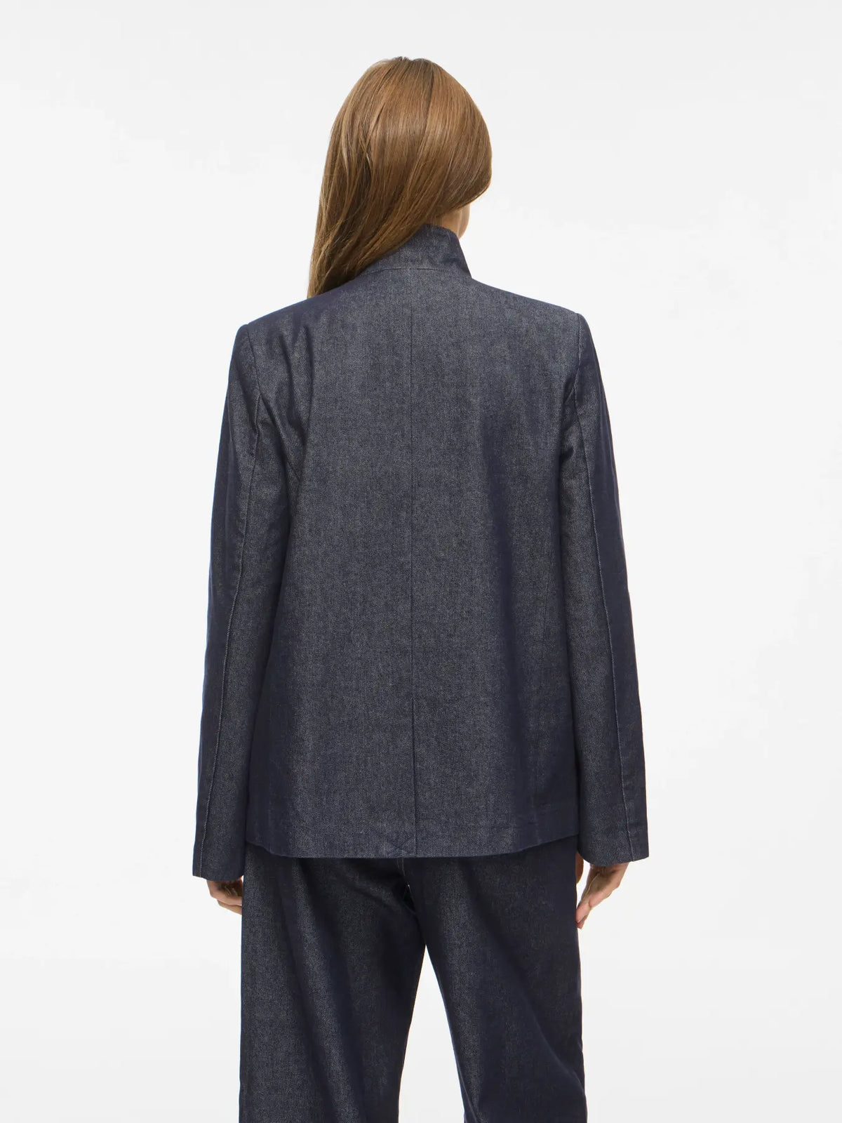 Bagfra-billede af en person, der bærer en VILA 156319 VILeata-blazer i mørk denim med opretstående krave.