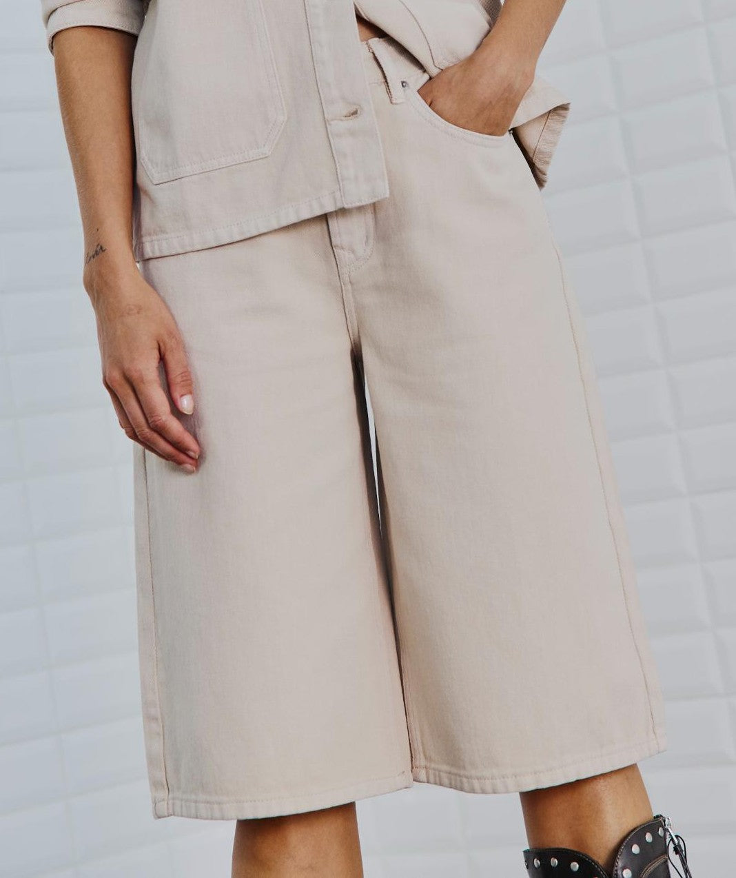 154657 | WithBlack - Gala Beige