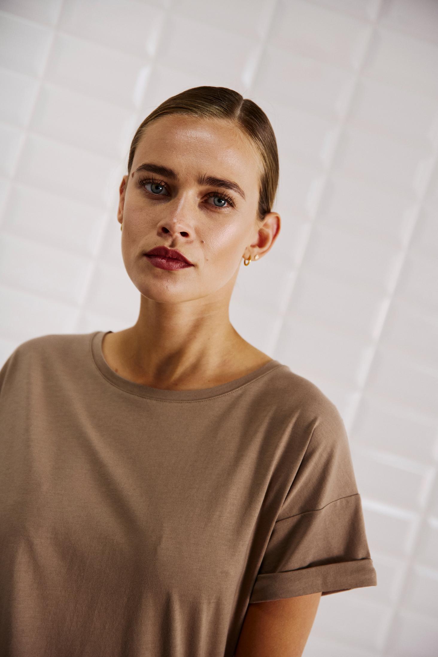 153542 | WithBlack - Corri Lysebrun