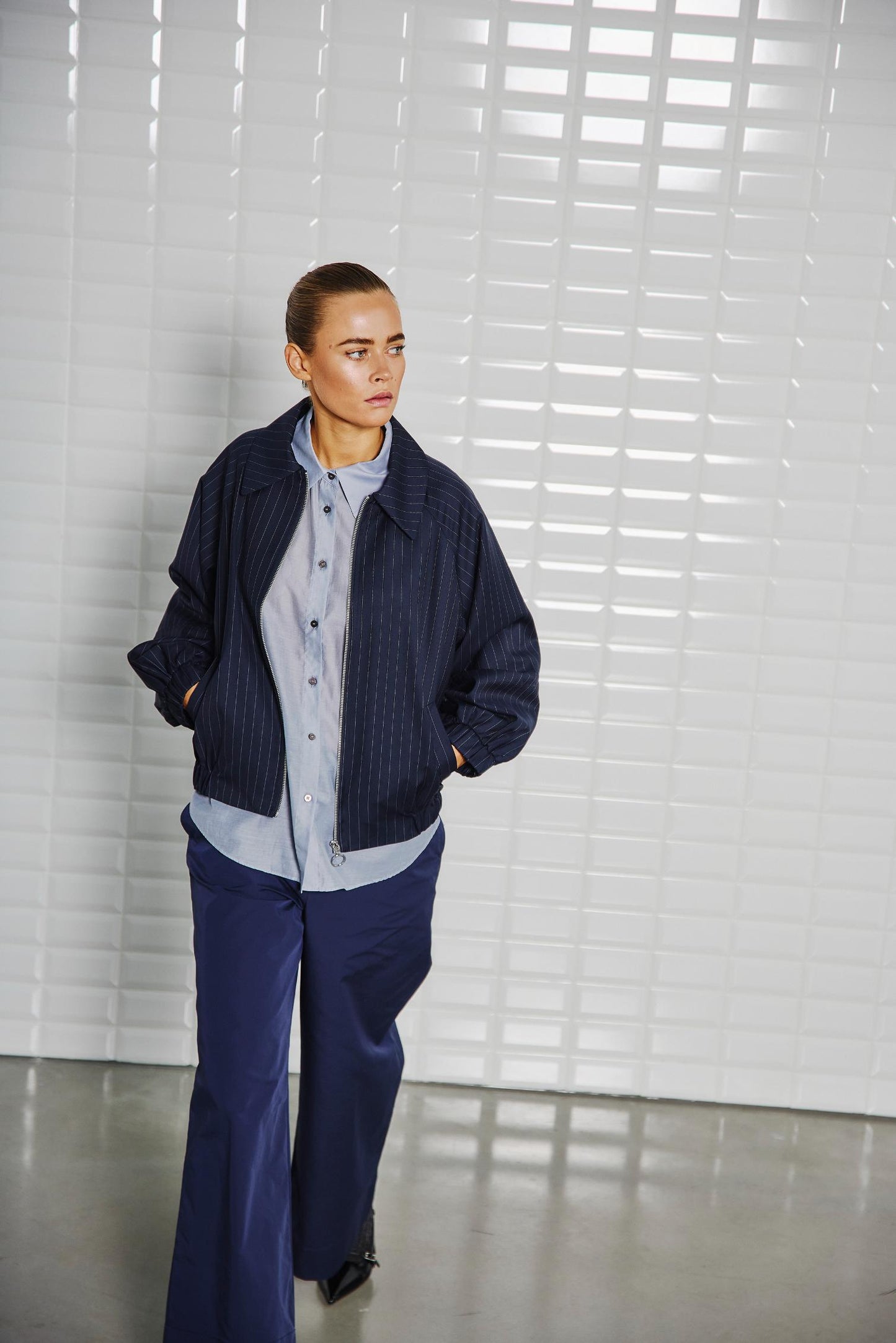 152211 | WithBlack - Valentina Marine