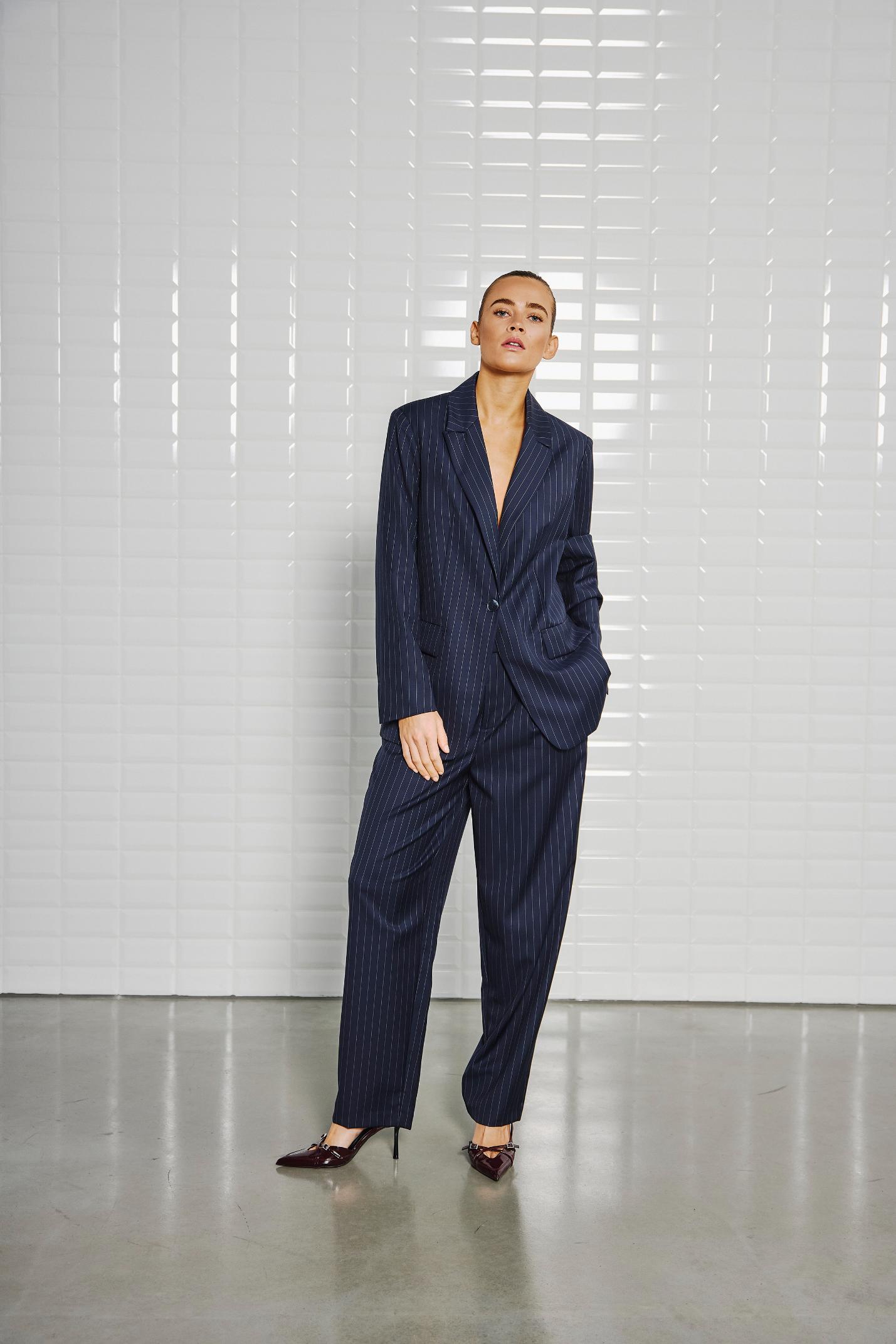 152212 | WithBlack - Valentina Marine