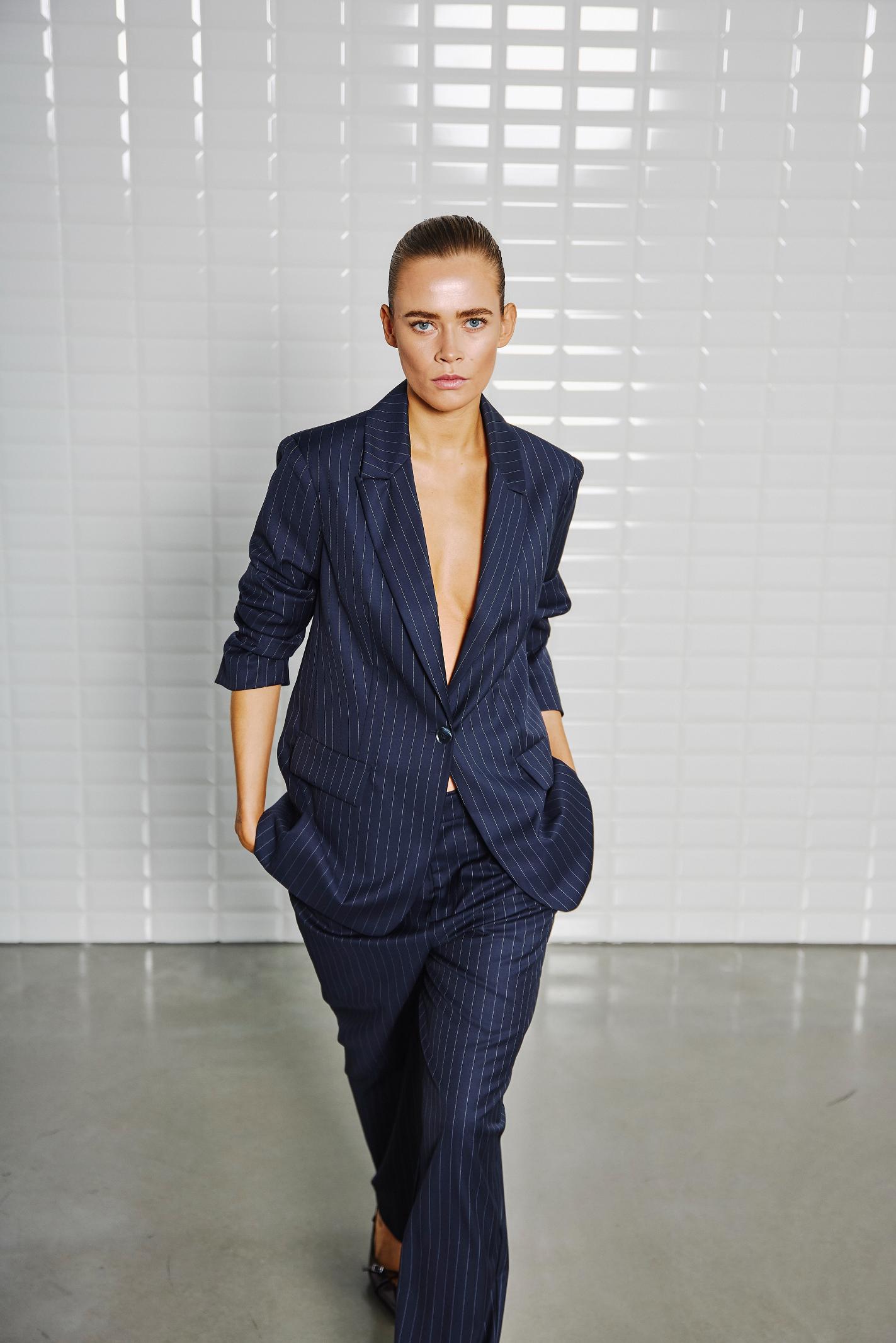 152212 | WithBlack - Valentina Marine