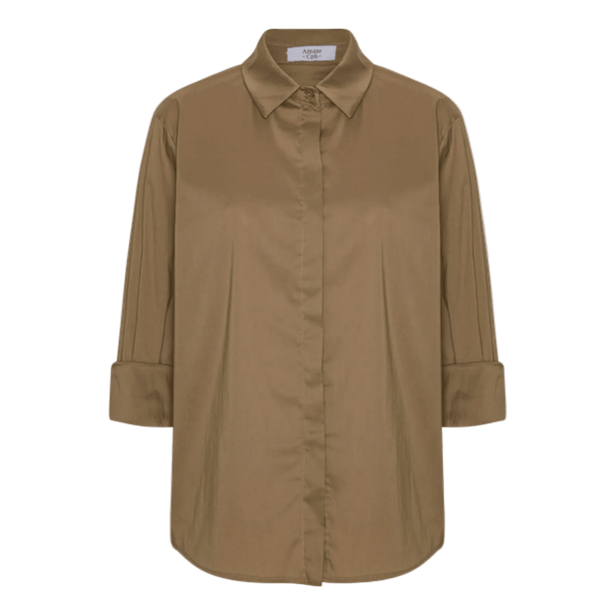 Amaze Cph Norma Camel: brun skjorte med lange ærmer, knapper, krave og manchetter, vist på hvid baggrund.
