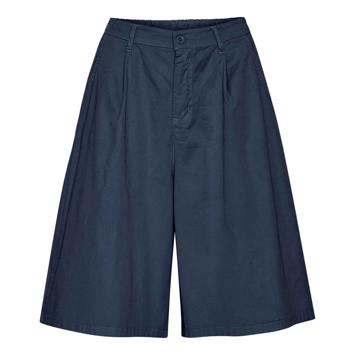 Amaze Cph Saga bomuldsshorts i mørkeblå med brede ben, læg, knap og lynlås; vist på hvid baggrund.