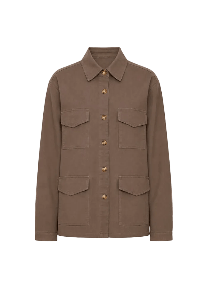 Amaze Cph 155701 Hope Brun: brun jakke i utility-stil med knapper, 4 lommer med klap og markant krave på hvid baggrund.