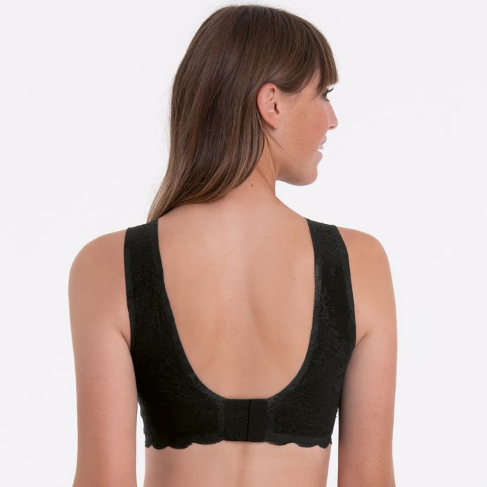 Kvinde set bagfra iført en Anita Essential Lace Sort-bh med fint blondemønster og hægte- og øje-lukning.