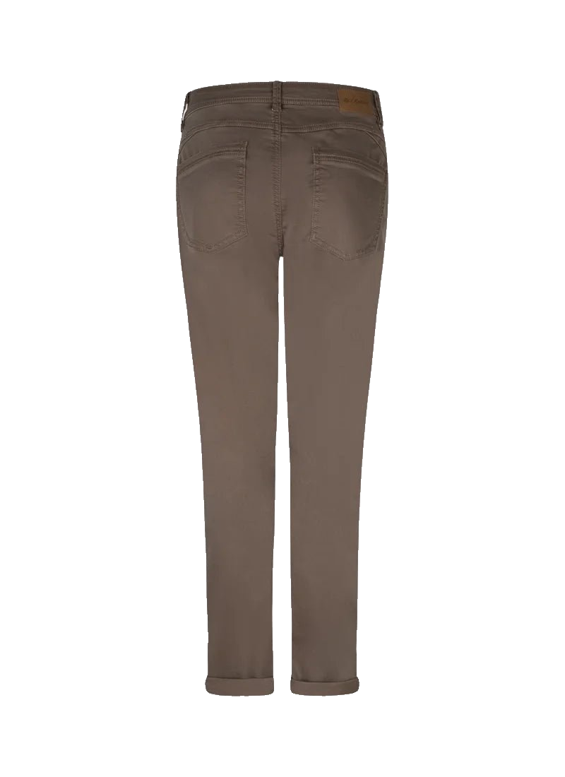 Bagsiden af den røde knap – Relax Jog Brun-jeans med to baglommer og læderpatch i taljen på hvid baggrund.