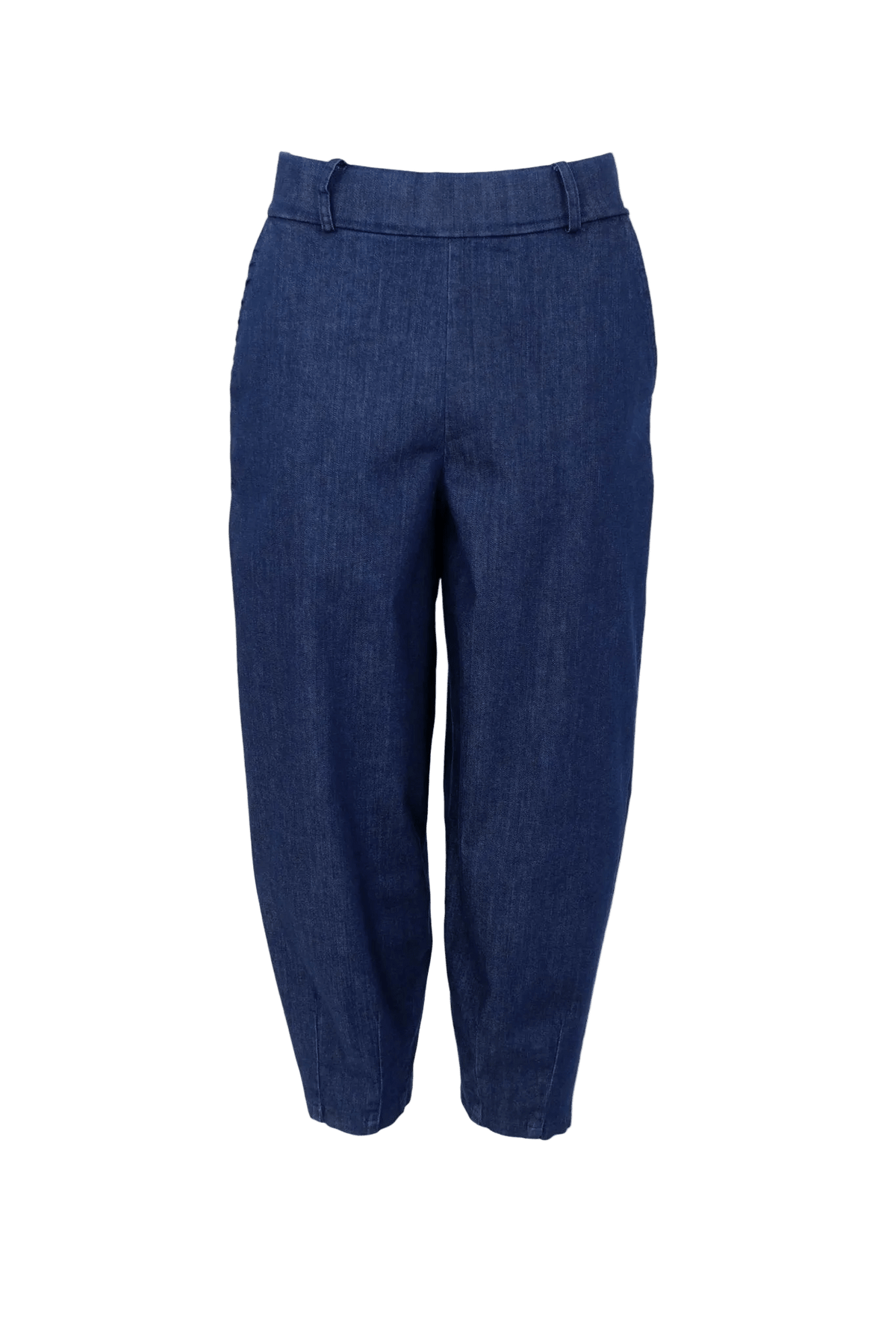 153649 Denice Mørk denim-damebukser fra Black Colour, med bæltestropper og sidelommer, på en ensfarvet hvid baggrund.