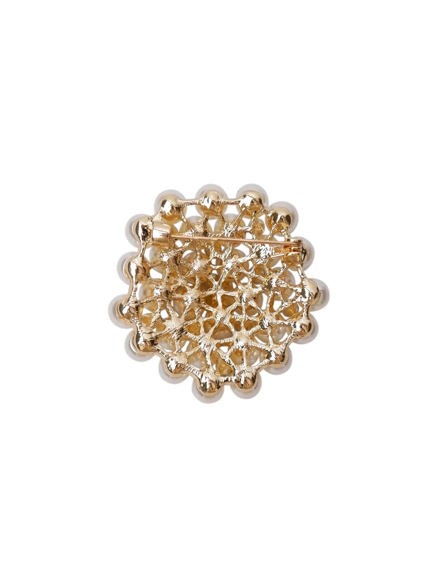 Farve: Sort – Tiffany Guld 155592 broche: guldfarvet, blomstermotiv, bølget kant, detaljeret gittermønster, synlig nål på bagsiden.