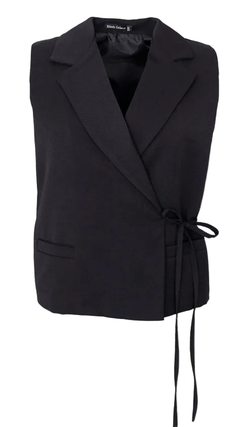 Rena Sort-vest i sort: skrå kraver, forlommer og snore i siden – en slå-om-vest til kvinder, elegant i sort.