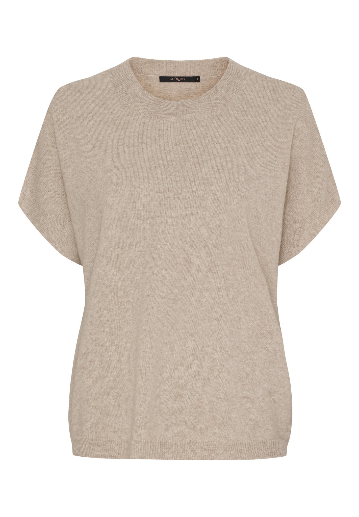 BTF CPH 152411 Cashmere Strik Sand: beige kortærmet striktrøje med rund halsudskæring i klassisk inspireret stil.