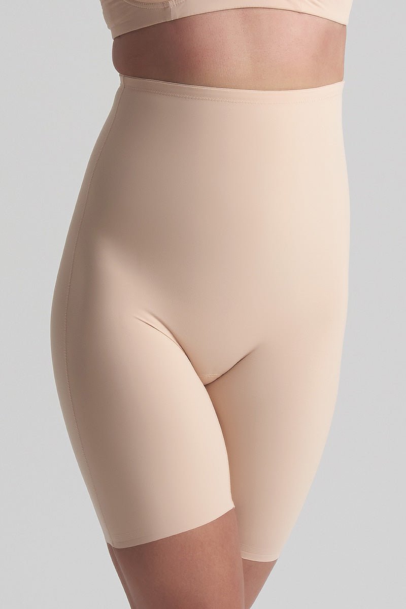 Modellen bærer BYE BRA 151141 High Waist Short Pudder, der fremviser sømløst formende undertøj fra midten af overkroppen til midten af låret.