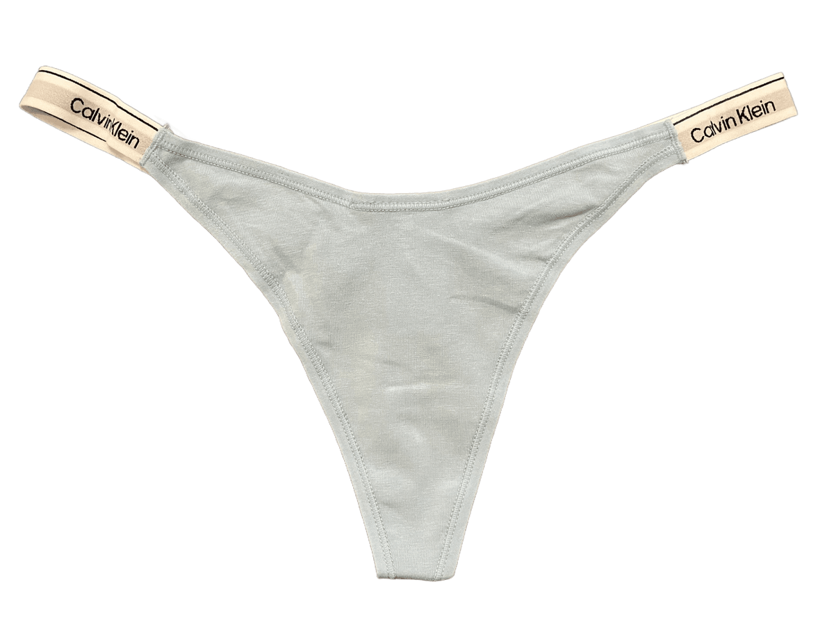 Lyseblå Calvin Klein 150134 G-streng med elastisk talje med logo, fladt på hvid baggrund.