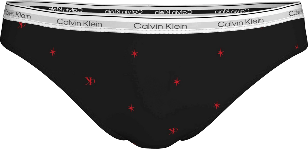 Calvin Klein 156447 G-streng i sort med hvid elastisk linning med mærkelogo samt et mønster med røde stjerner og logo.