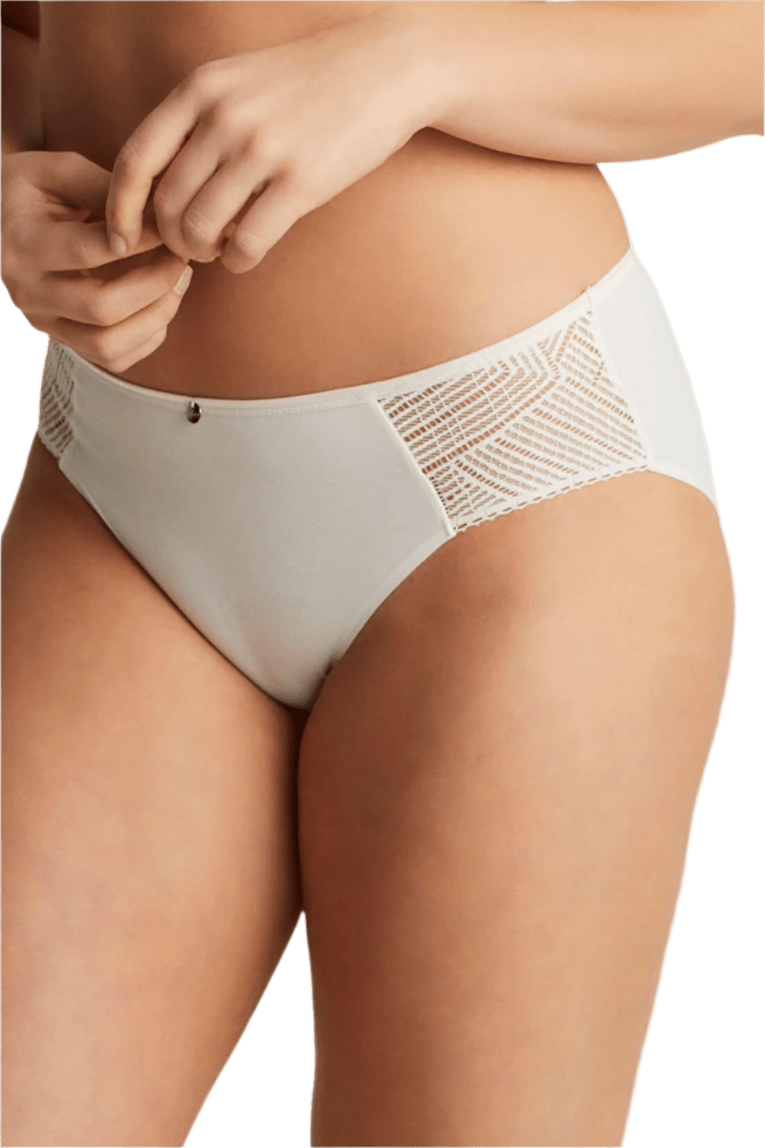 Modellen bærer en Chantelle EasyFeel Emma Milk-bikini i off-white med geometrisk blonder, blondeindsatser og en taljebånd med vedhæng.