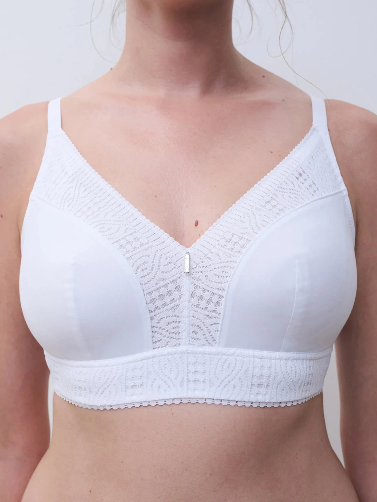 White Chantelle EasyFeel – Easy Support: Hvid, trådløs bralette med V-udskæring og blonderkant.