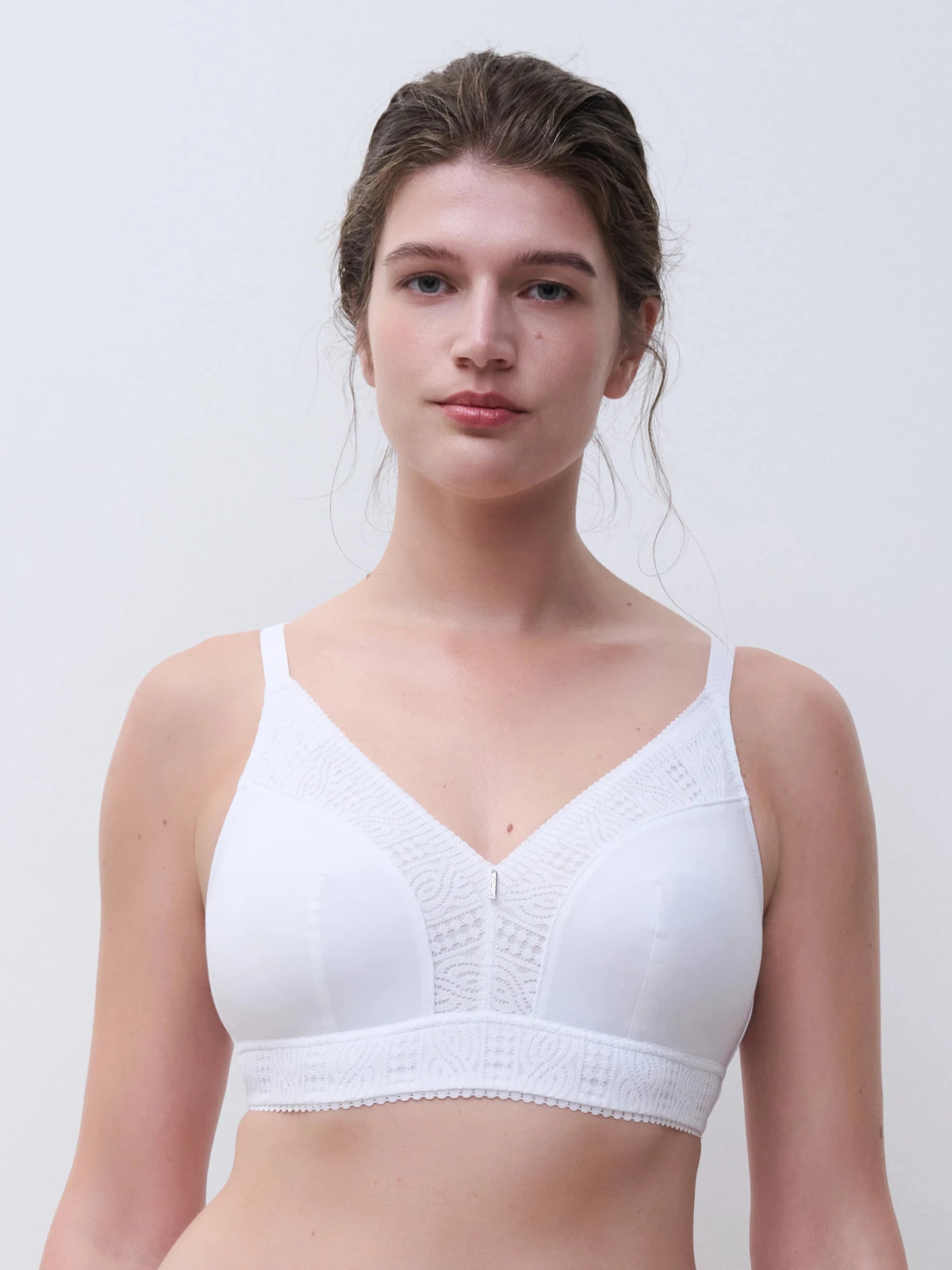 Chantelle EasyFeel – Easy Support Hvid trådløs bh med V-udskæring kantet med blonder.