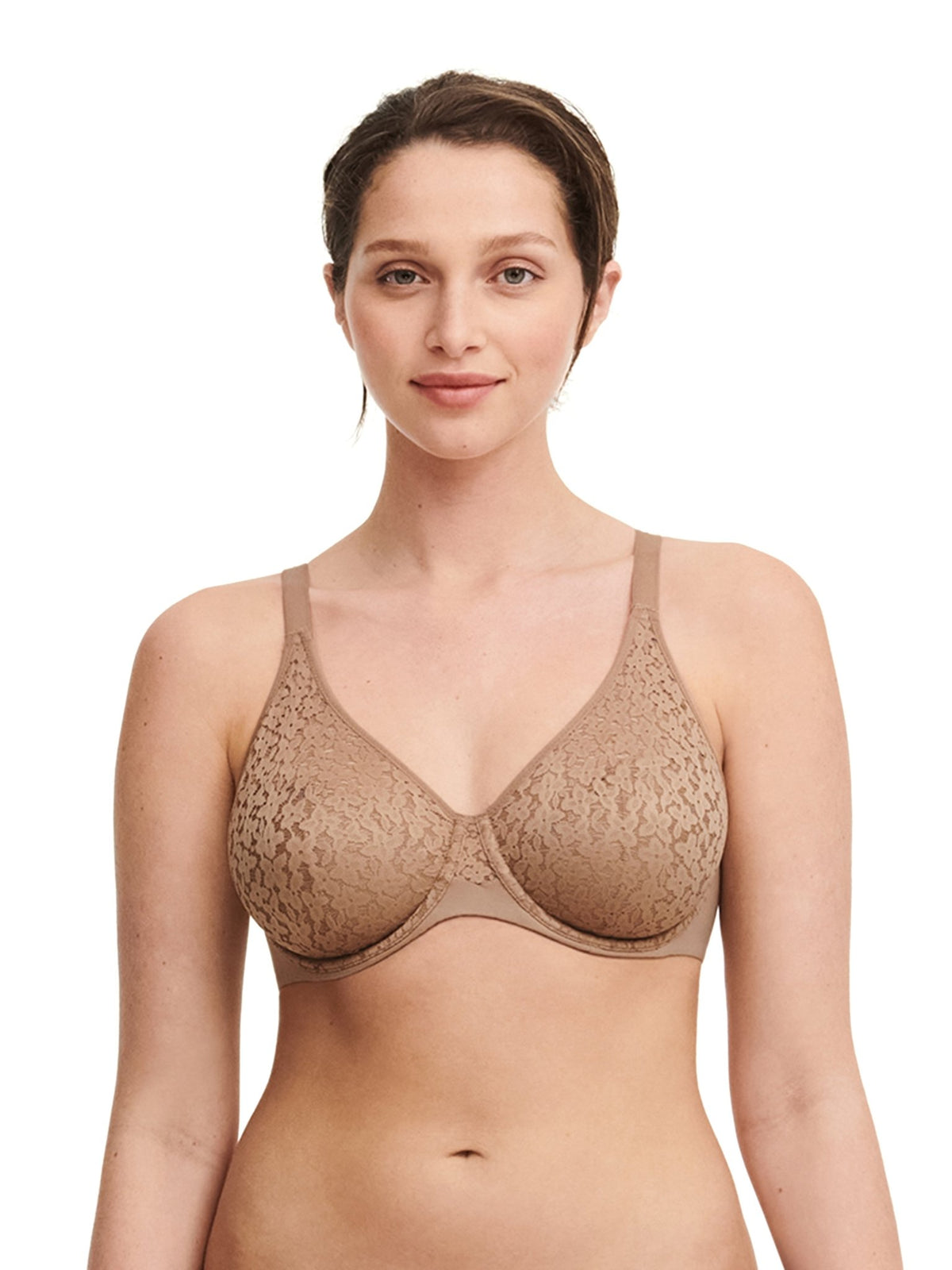 Kvinde, der viser Chantelle EasyFeel 152525 Norah i farven Coffee Latte med blondedetaljer, foran en hvid baggrund.
