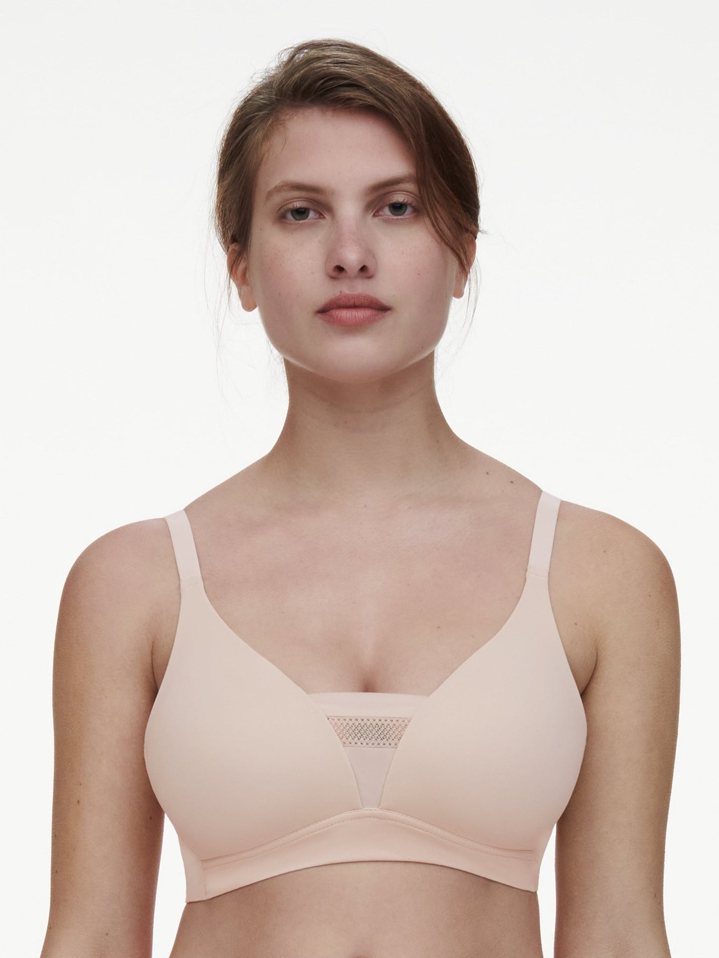 Kvinde iført en Chantelle EasyFeel 152526 Easy Bliss-bh i farven Golden Beige Pudder, fotograferet foran en ensfarvet hvid baggrund.
