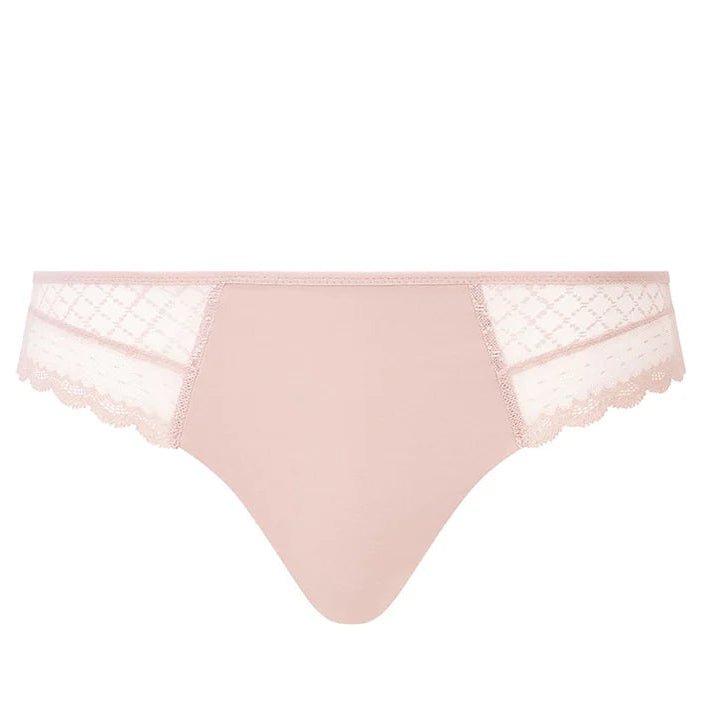 Chantelle EasyFeel Norah Chic 0RG Pudder G-streng med blonder og mesh-detaljer på hvid baggrund.