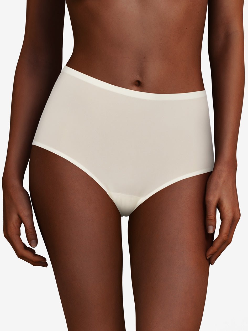 Modellen bærer Chantelle Seamless – Soft Stretch Maxi i off-white, vist fra midten af overkroppen til lårene foran en ensfarvet baggrund.